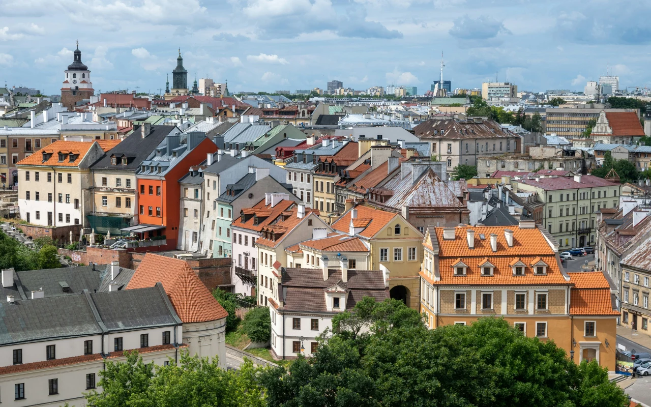 Grafika przedstawiająca budynki na rynku starego miast miasta Lublin